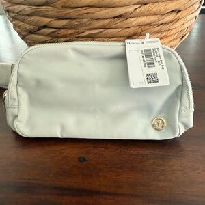 Lululemon Everywhere belt bag